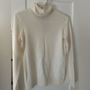 Cashmere turtleneck sweater. BRAND NEW, NEVER WORN. Size XS, cream